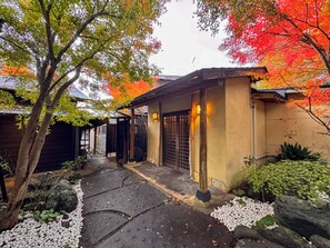 المنشأة من الخارج