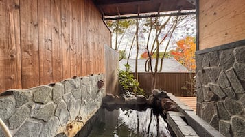 Quarto Quádruplo em estilo japonês | Banheiro | Banheira e chuveiro separados, produtos de toalete grátis