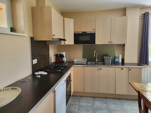 Refrigerador, microondas, horno, placa de cocina