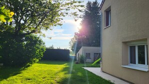 A residential building with a well-maintained lawn, a hedge, and a clear sky. - Holiday Home “La Maison De Charlotte” in Lespéron, Ardèche (Lespéron)