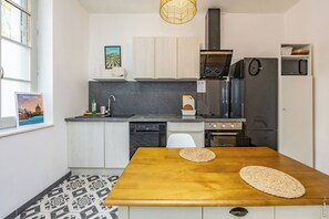 Køleskab, mikrobølgeovn, ovn, kogeplade
