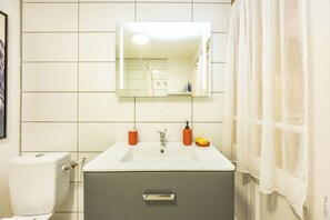 Shower, hair dryer, towels - Le Duplex Gaillacois - In the heart of Gaillac (Gaillac)