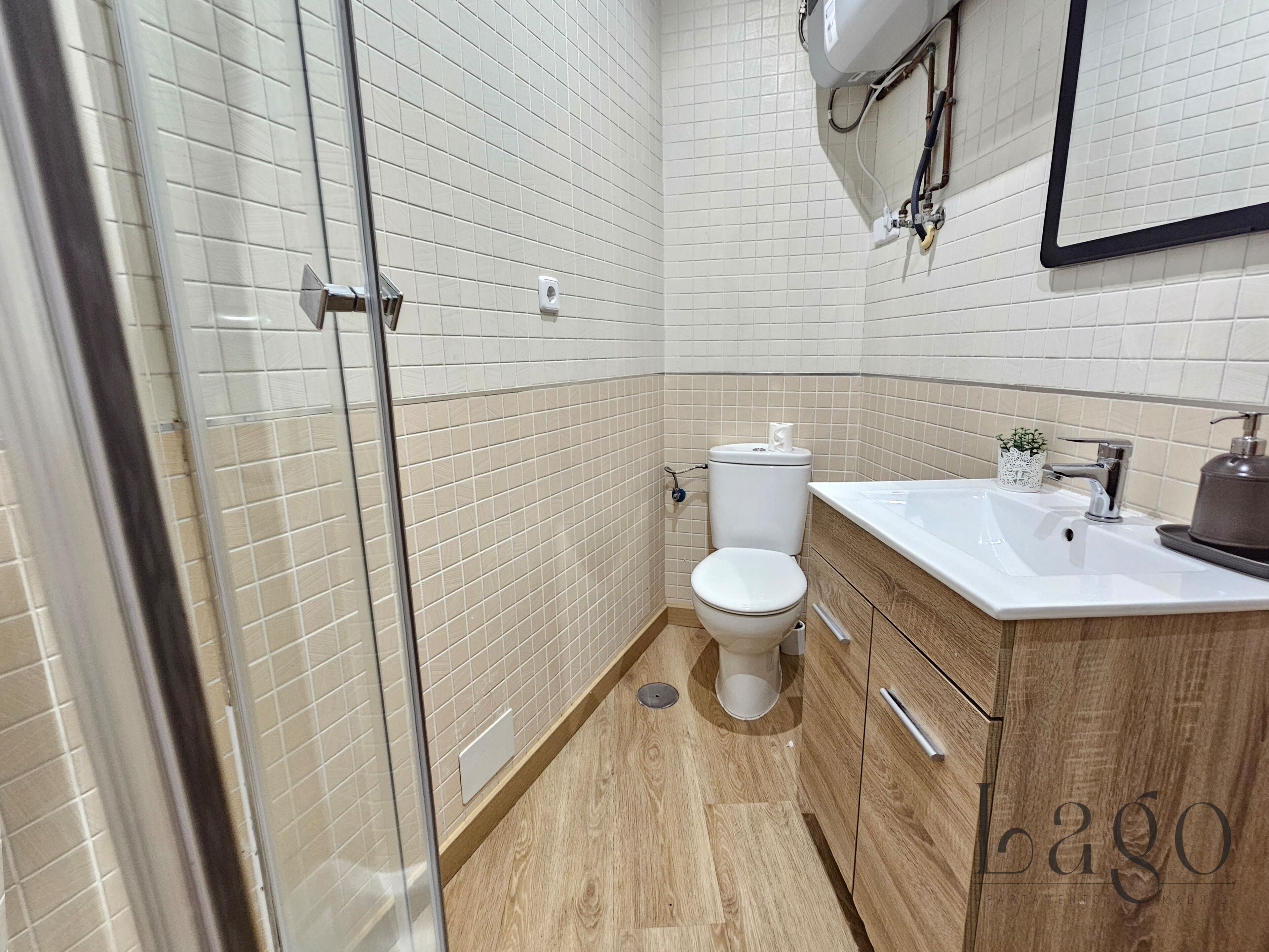 Ducha, secador de pelo, toallas y jabón