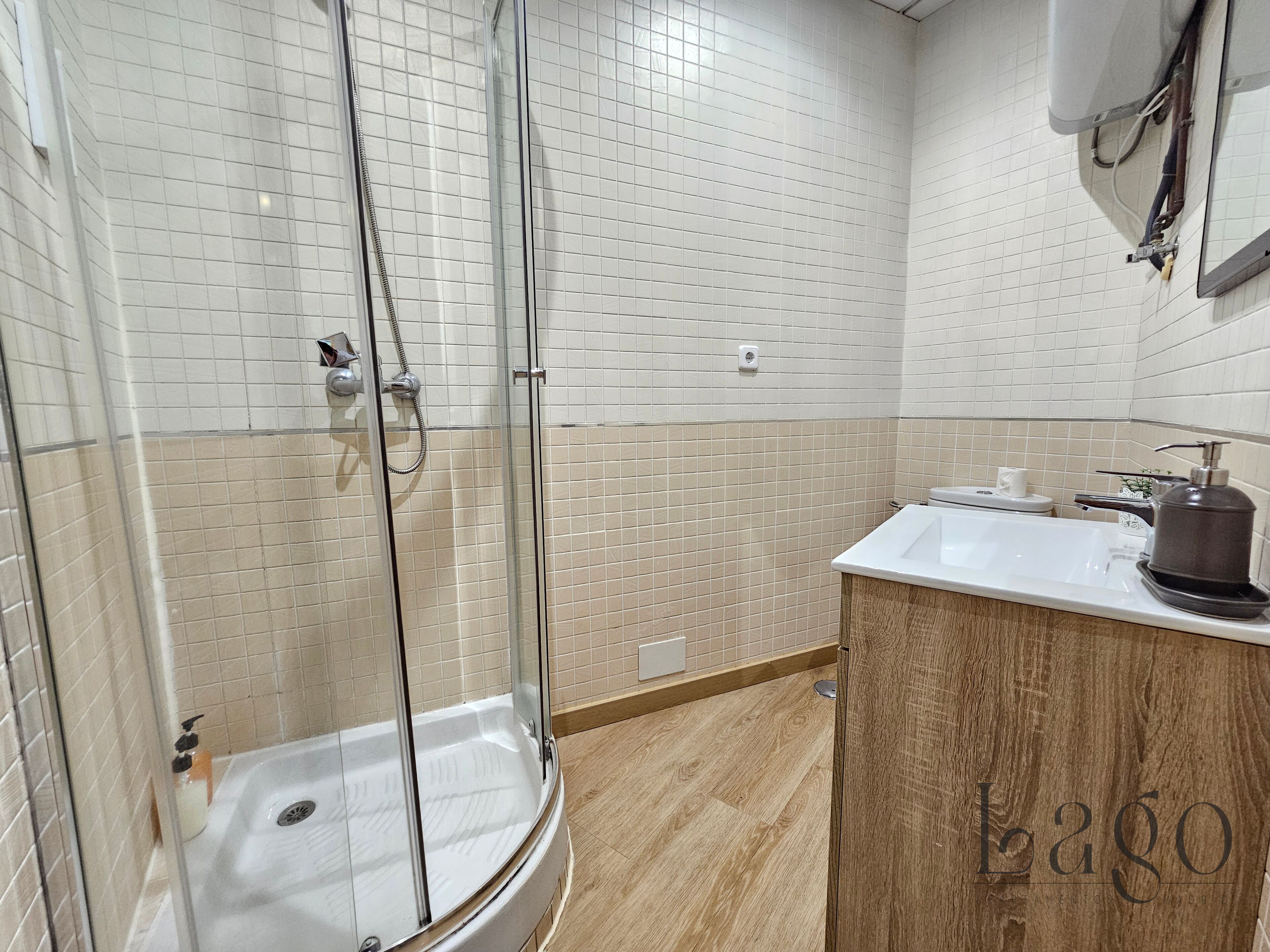 Ducha, secador de pelo, toallas y jabón