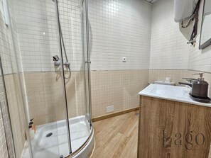 Douche, sèche-cheveux, serviettes fournies, savon