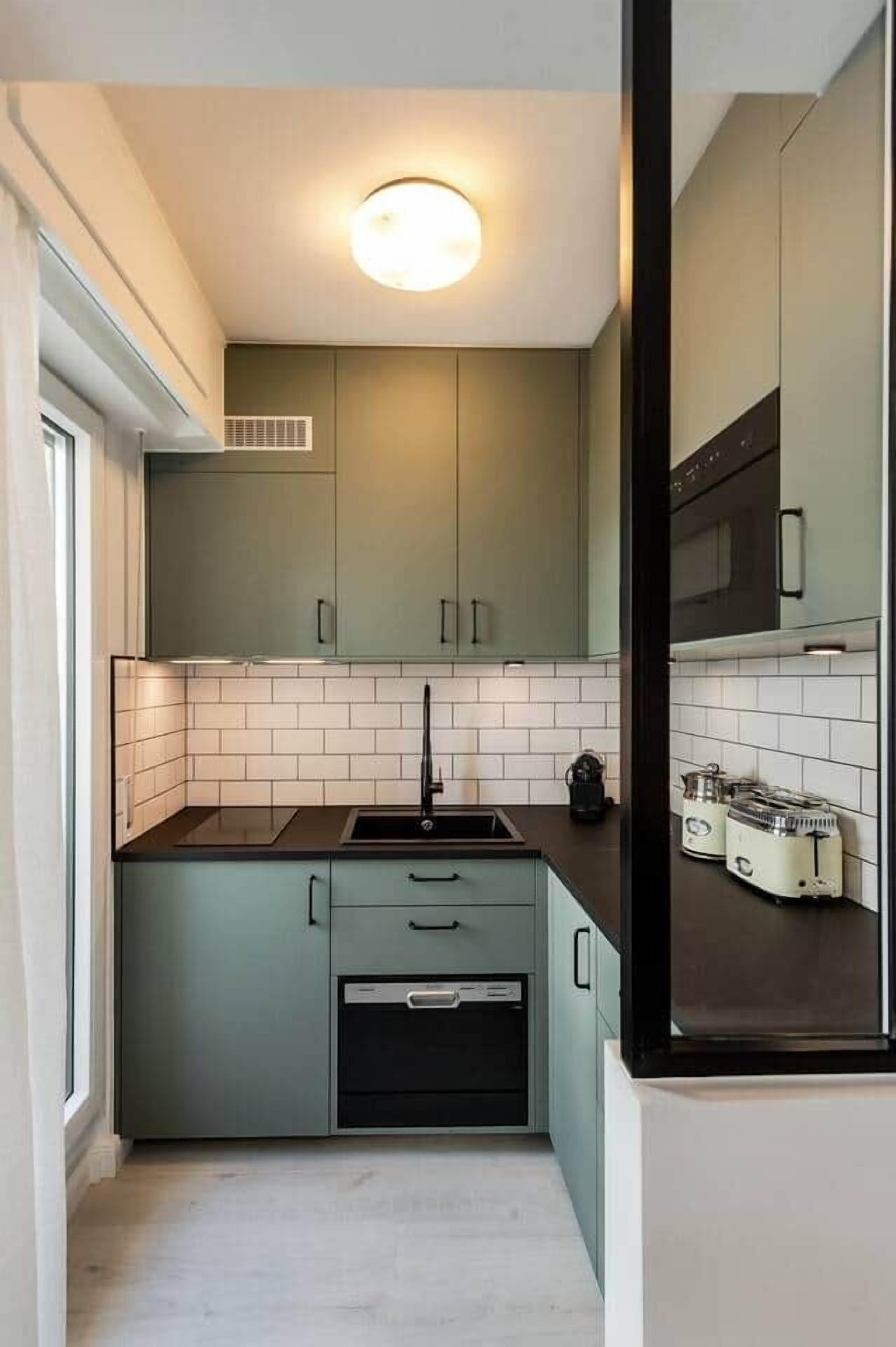 Kühlschrank, Mikrowelle, Geschirrspüler, Kochgeschirr/Geschirr/Besteck