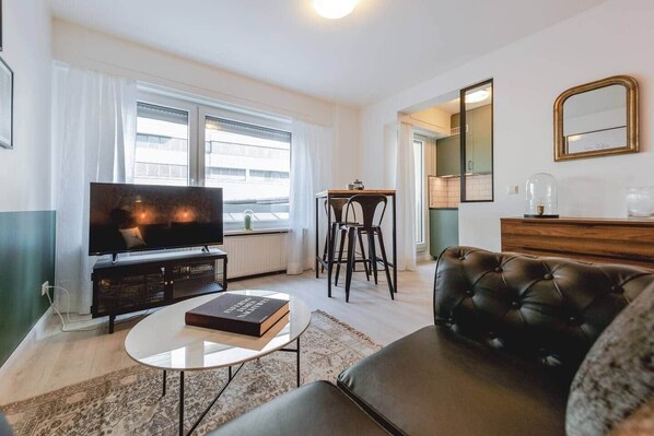 TV - Studio Retro Green hyper center behind Sofitel (Luxembourg)