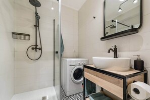 Shower, hair dryer - Studio Retro Green hyper center behind Sofitel (Luxembourg)