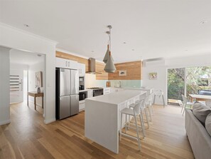Réfrigérateur, four à micro-ondes, un four, surface de cuisson