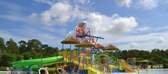 One Bedroom Spacious Palm Beach Condo Heated Pool