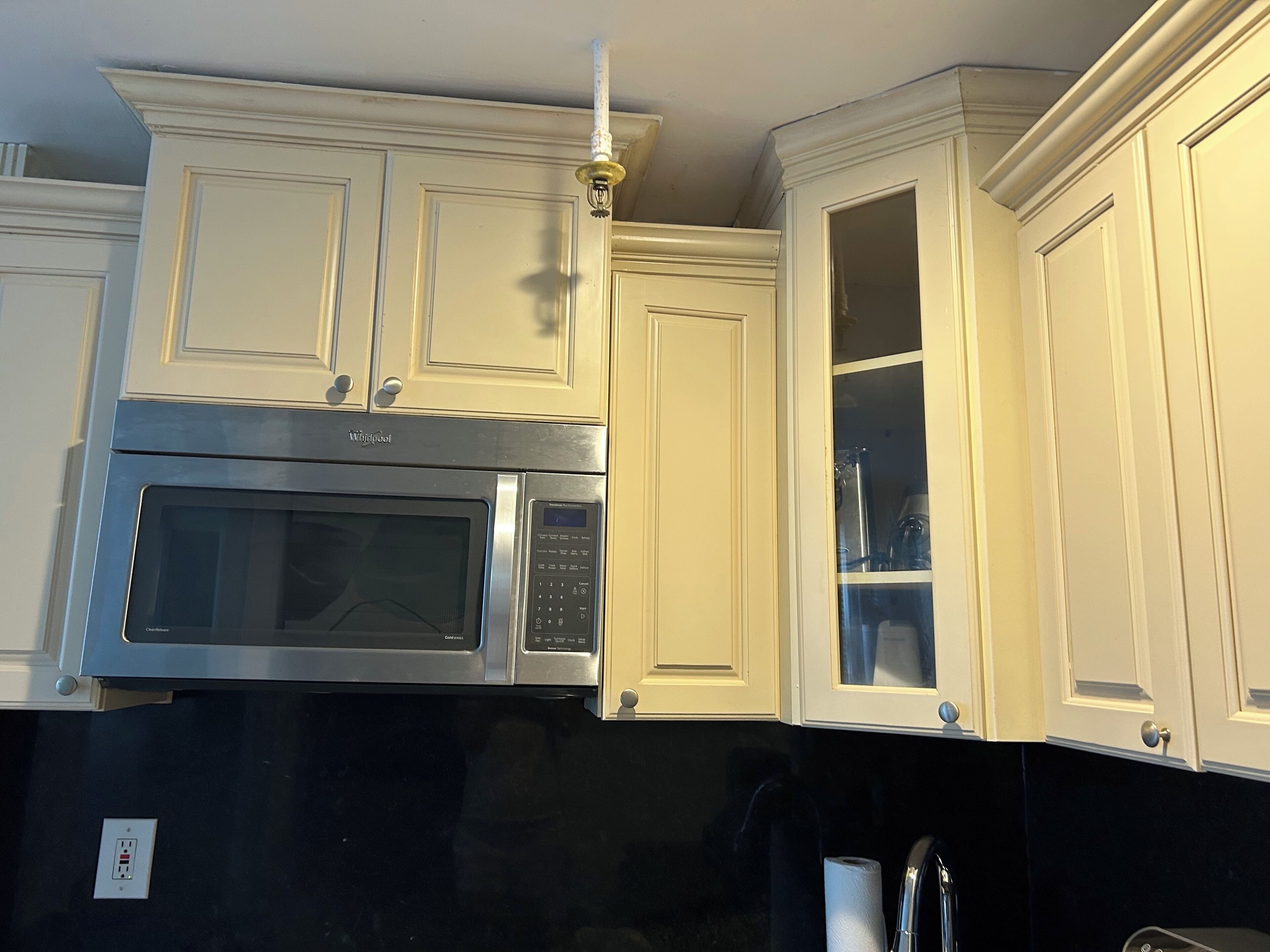 Een magnetron, een kookplaat, een vaatwasser