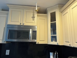 Een magnetron, een kookplaat, een vaatwasser