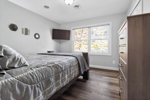 Hus, 4 soverom, kjæledyr tillatt, ved innsjø | Blendingsgardiner, strykejern/-brett og wi-fi (inkludert)