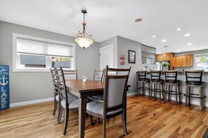 Dining - Island Road Escape (Grass Lake)