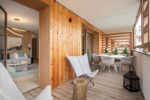 Outdoor dining - Vira – Ski-in Ski-out Apartment, Alpe d’Huez (Huez)
