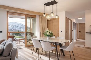 Dining - Cumbre – Ski-in/Ski-out Retreat with Mountain View (Huez)
