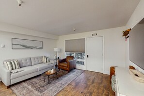 TV - Updated Ski In/Out Family Friendly Condo Near Shops, Restaurants (Girdwood)