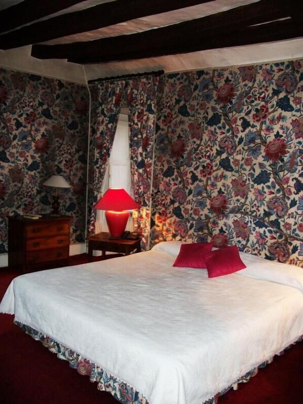 In-room safe, soundproofing, free WiFi