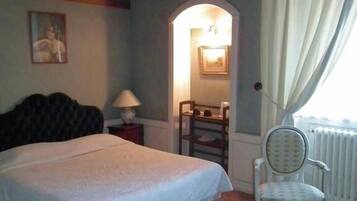 خزنة داخل الغرفة وتجهيزات عازلة للصوت وواي فاي مجانًا