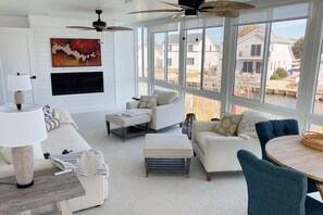 تلفزيون، مدفأة، كُتُب