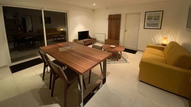 A modern living room with a wooden dining table, yellow sofa, and a TV. - ★ House 49m2 ★ Pessac ★  Netflix ★ Bus ★ Train (Pessac)