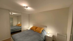 A bedroom with a bed, nightstands, a mirror, and a ceiling light fixture. - ★ House 49m2 ★ Pessac ★  Netflix ★ Bus ★ Train (Pessac)