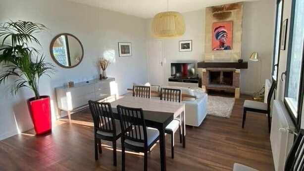A spacious living area with a dining table, chairs, a sofa, a fireplace, and a large window. - ★ House 92m2 ★ Pessac ★ Netflix ★ Bus ★ Train (Pessac)