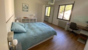 A bedroom with a bed, a desk, a chair, a radiator, and a window. - ★ House 92m2 ★ Pessac ★ Netflix ★ Bus ★ Train (Pessac)