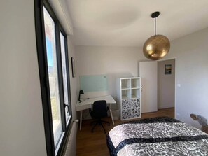 3 室のベッドルーム、アイロン / アイロン台、WiFi (無料)、ベッドシーツ