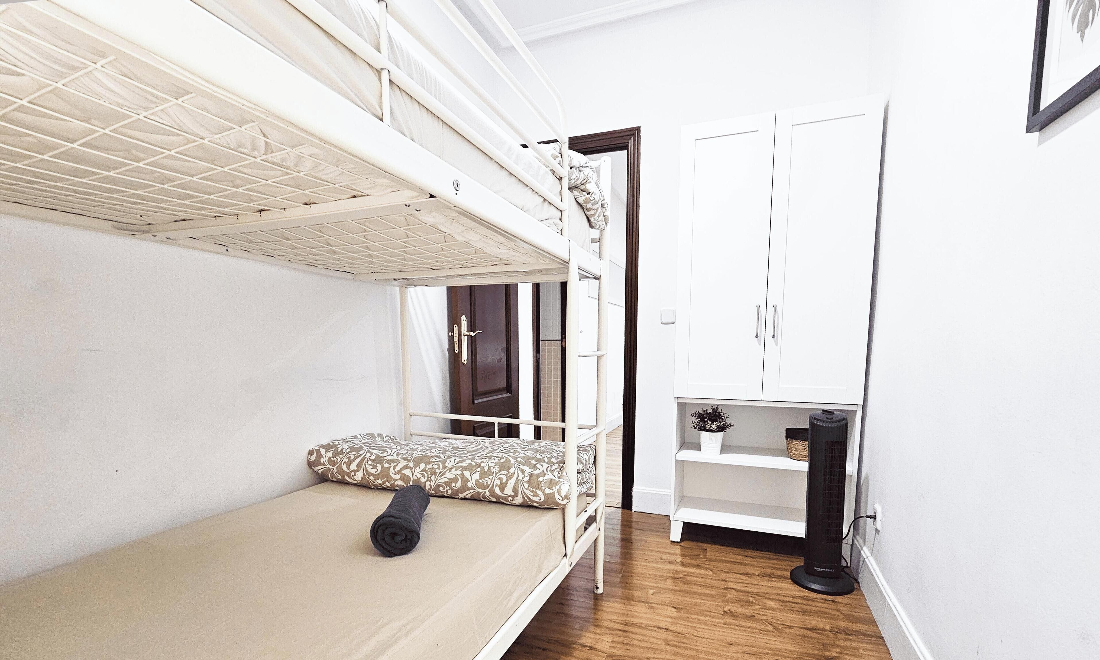 2 dormitorios, tabla de planchar con plancha, cuna de viaje