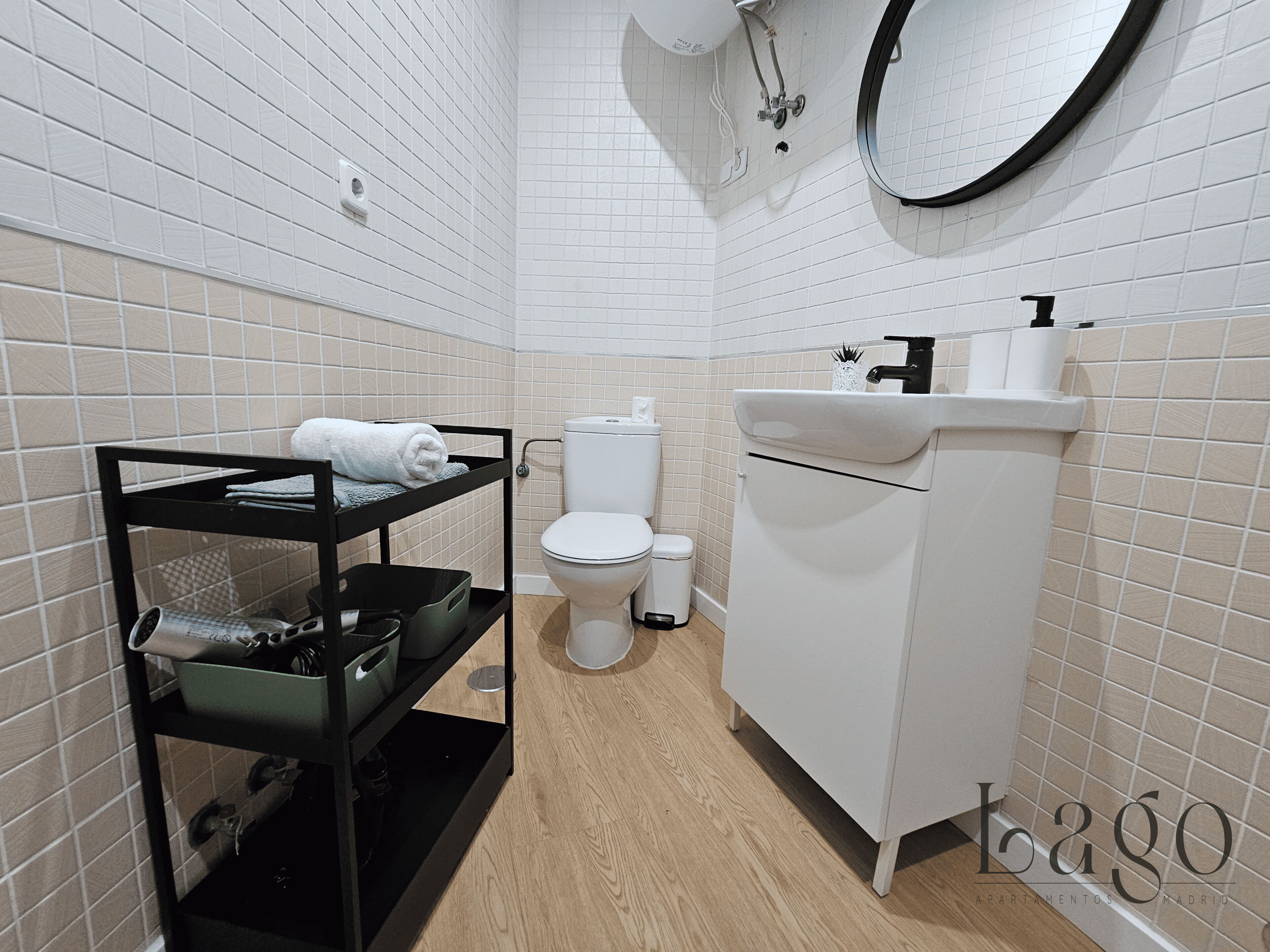 Ducha, secador de pelo, toallas y jabón