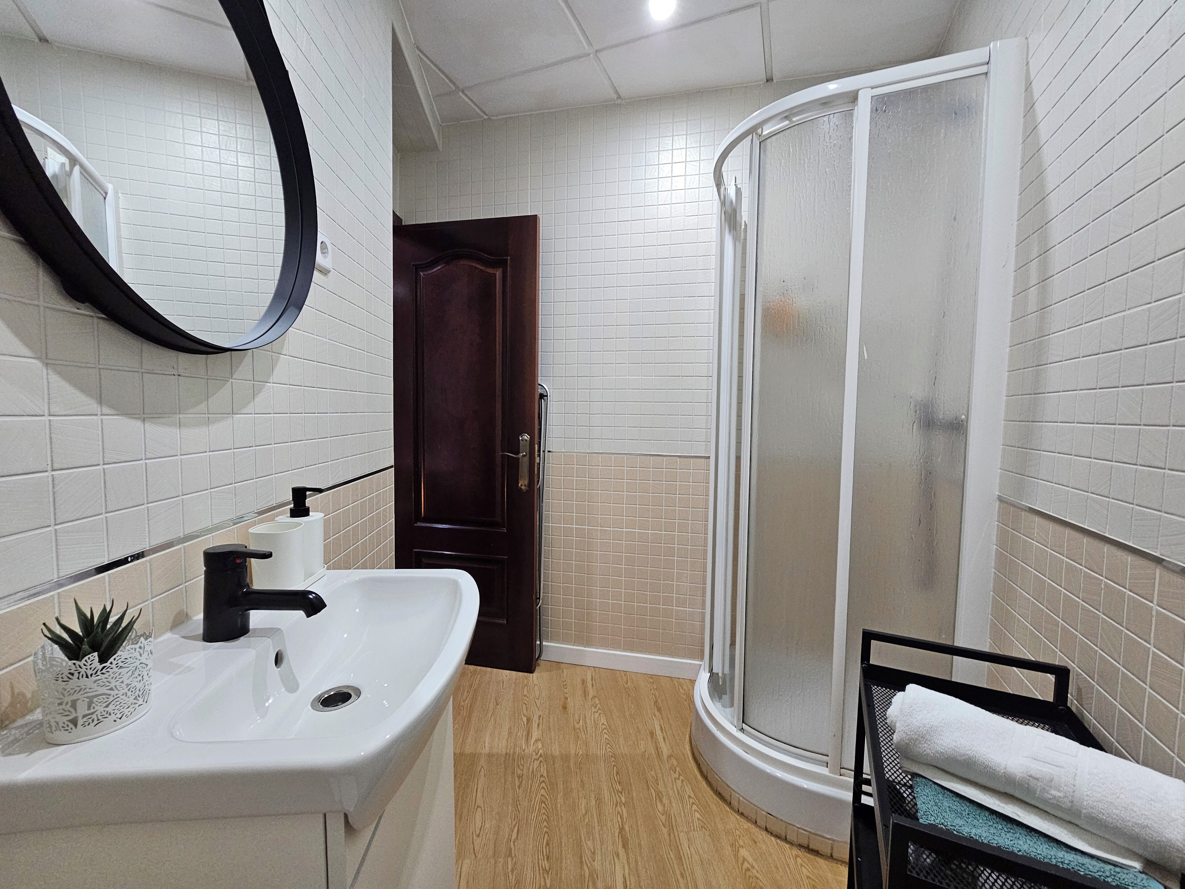 Een douche, een haardroger, handdoeken, zeep