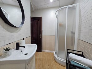 Shower, hair dryer, towels, soap - Apartment in the center of Madrid, SOL neighborhood (Madrid)