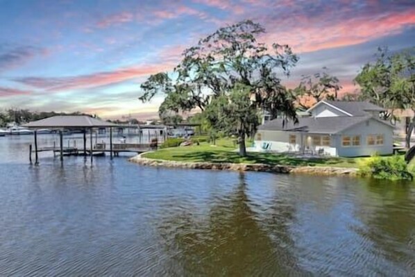 Marina - Waterfront Experience | Boatlift & Boat Rental (Tarpon Springs)