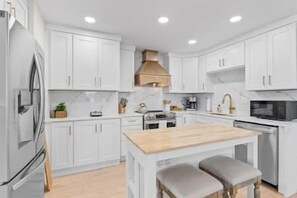 Fridge, microwave, dishwasher, coffee/tea maker - Waterfront Experience | Boatlift & Boat Rental (Tarpon Springs)
