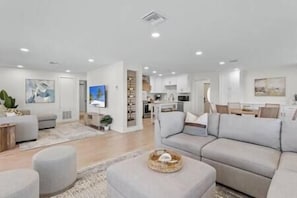 TV, books - Waterfront Experience | Boatlift & Boat Rental (Tarpon Springs)
