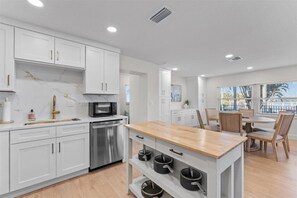 Private kitchen - Waterfront Experience | Boatlift & Boat Rental (Tarpon Springs)