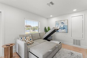 Living area - Waterfront Experience | Boatlift & Boat Rental (Tarpon Springs)