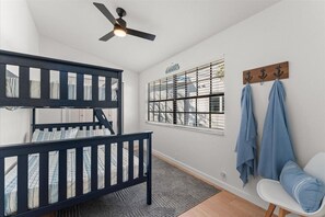 Room - Waterfront Experience | Boatlift & Boat Rental (Tarpon Springs)