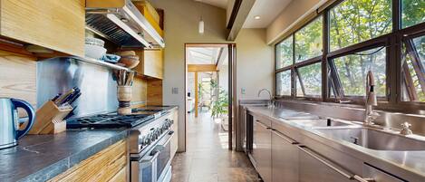 Een koelkast, een microgolfoven, een oven, een kookplaat