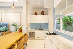 Geladeira, micro-ondas, cooktop, lava-louças