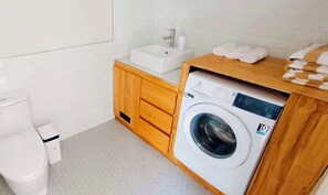 Toallas, jabón, papel de baño 