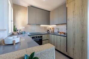 Réfrigérateur, micro-ondes, four, plaque de cuisson