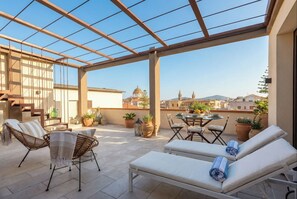 Outdoor dining - ClickSardegna San Michele Penthouse with Terrace and Parking in the City Center (Alghero)