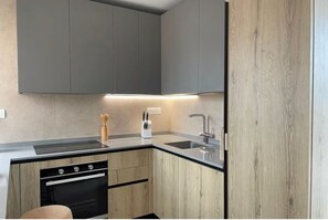 ثلاجة، ميكرو�ويف، فرن، موقد طهي مسطح