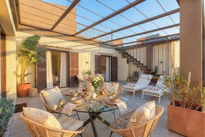 Outdoor dining - ClickSardegna San Michele Penthouse with Terrace and Parking in the City Center (Alghero)