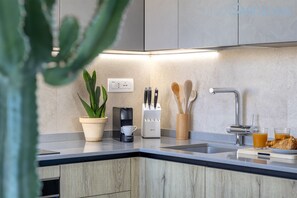 KĂŒhlschrank, Mikrowelle, Ofen, Herdplatte