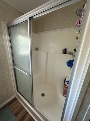 Shower, towels, soap, toilet paper - Cozy 1-bedroom park model in lovely Hudson with pool & gym. Max 2 dogs welcomed (Hudson)