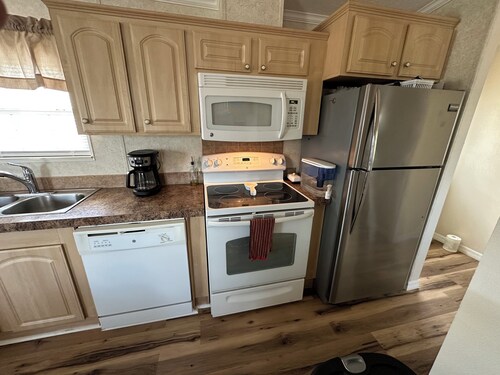 Cozy 1-bedroom park model in lovely Hudson with pool & gym. Max 2 dogs welcomed