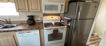 Cozy 1-bedroom park model in lovely Hudson with pool & gym. Max 2 dogs welcomed